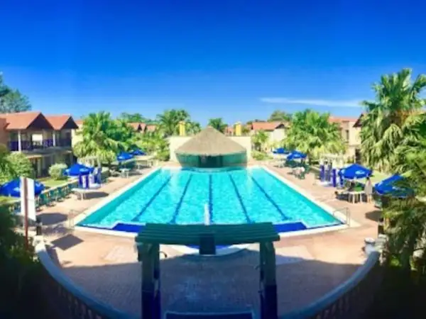 Piscina del condominio con sombrillas (zona común)