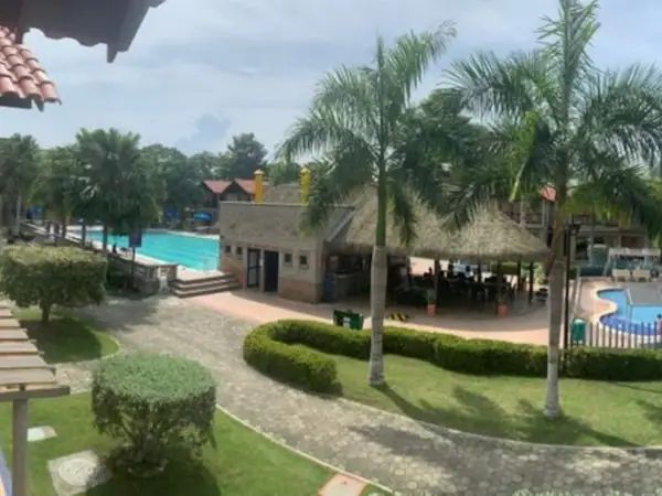 Piscina para adultos, piscina para niños y restaurante del condominio (zona común)