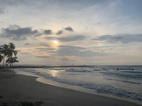 Playa de la zona al atardecer (alrededores)