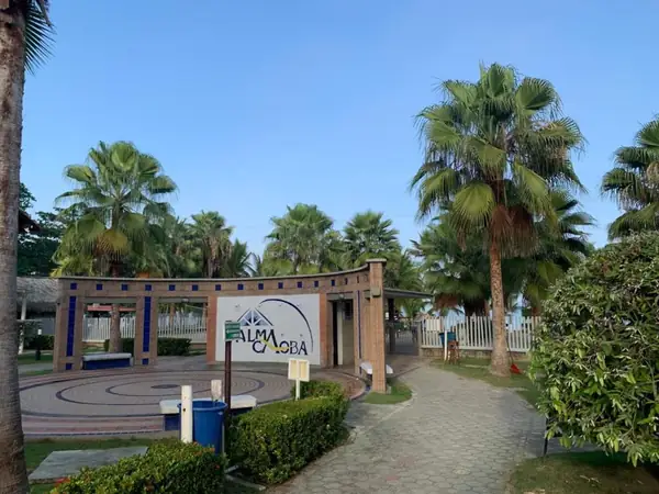 Plazoleta con el letrero de Palmacaoba en el condominio (zona común)
