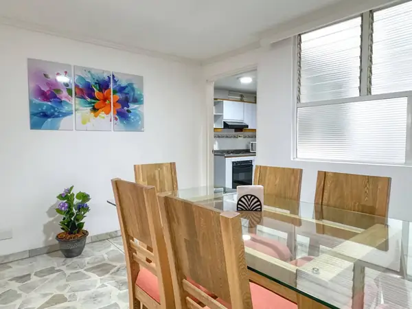 Comedor de vidrio de seis puestos con cuadro de flores