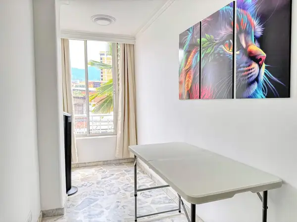 Habitación con mesa de trabajo junto a la ventana