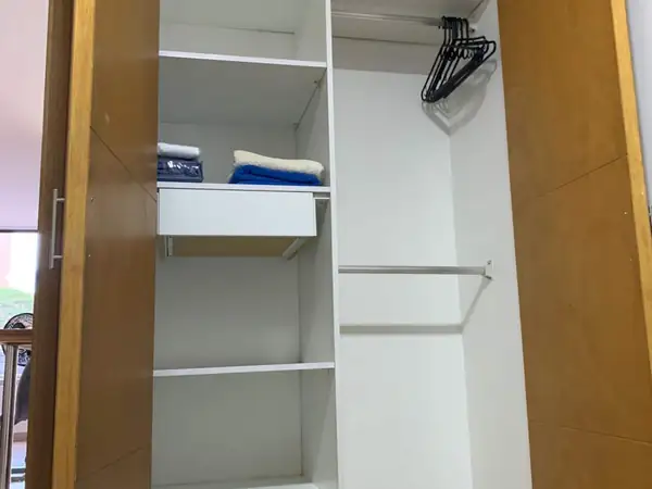 Closet con entrepaños, cajón y perchas