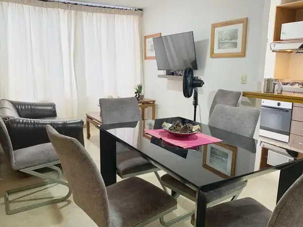 Comedor de cuatro puestos con mesa de vidrio negro