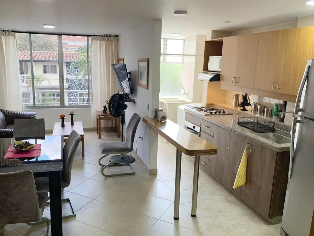 Sala, comedor y cocina abierta del apartamento 401 Acacias en Laureles, Medellín