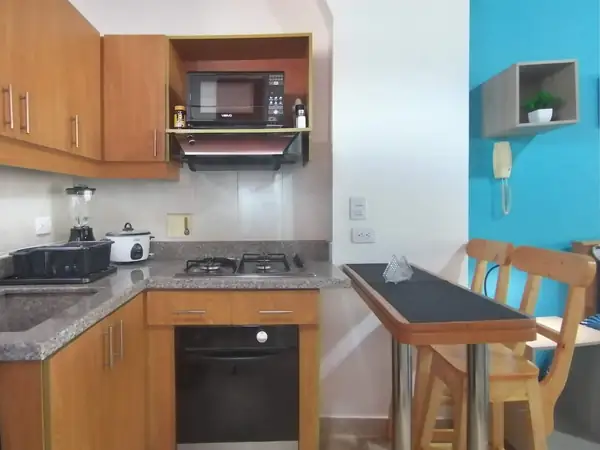 Cocina con horno y barra comedor para dos