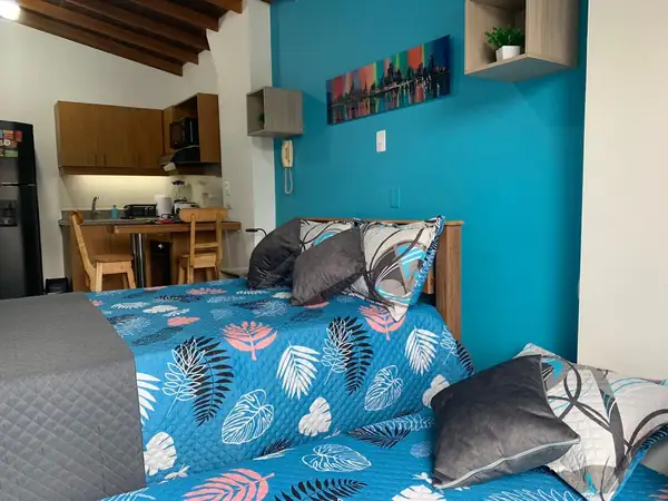 Vista del estudio desde la cama hacia la cocina
