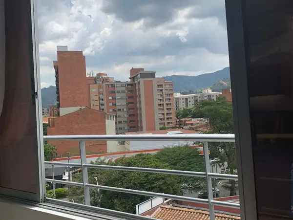 Vista de Laureles y las montañas desde el balcón