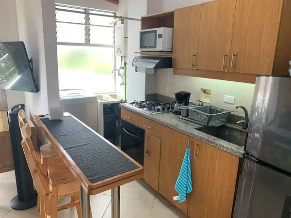 Cocina con estufa, horno, microondas y barra