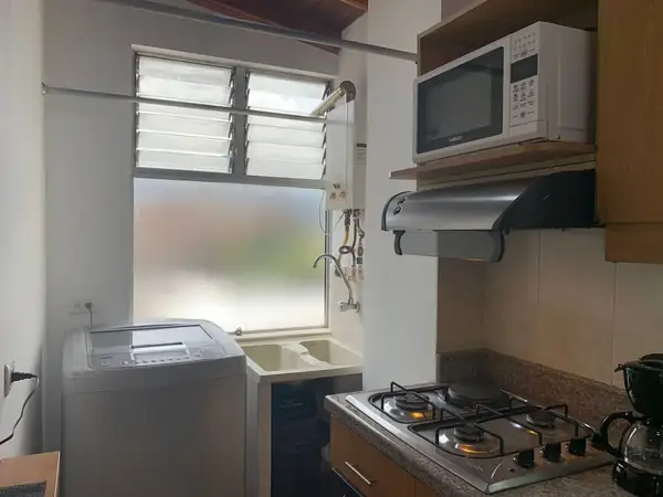 Lavadora y lavadero junto a la cocina