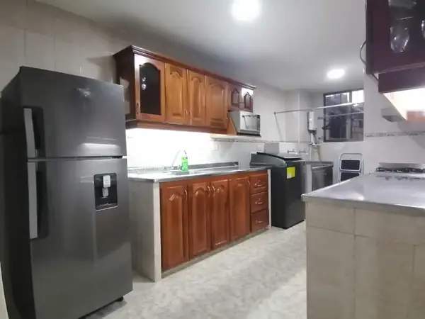 Cocina equipada con nevera de acero inoxidable