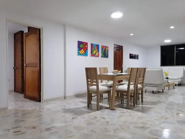 Comedor y sala en un mismo espacio amplio con piso de granito