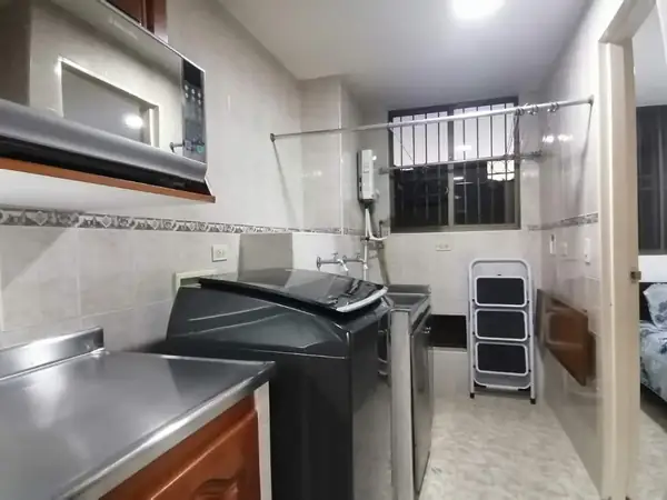 Zona de ropas con lavadora