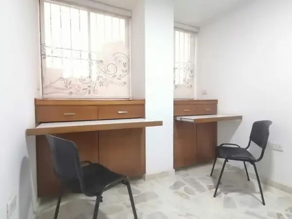 Zona de trabajo con dos escritorios y sillas