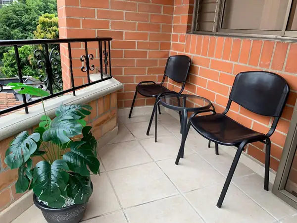 Balcón privado con sillas y mesa
