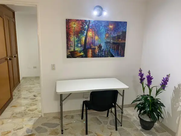 Zona de trabajo con mesa y silla