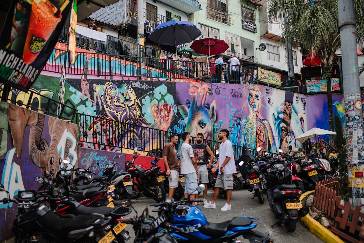 Calle local en Medellín Colombia con cafés y ambiente auténtico de barrio — Laureles Medellín