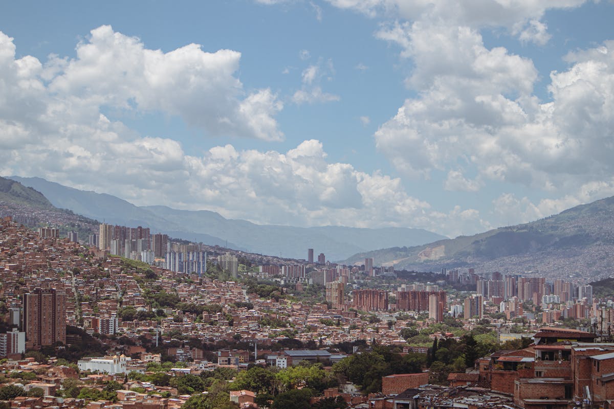 Vista aérea de Medellín Colombia en el Valle de Aburrá — ciudad rodeada de montañas andinas