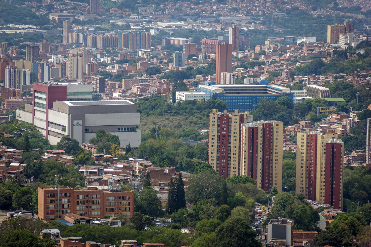 Interior moderno de apartamento amoblado en Laureles Medellín — sala con cocina abierta para alquiler por días